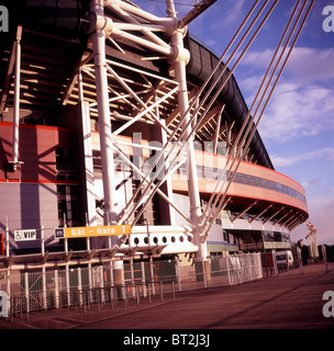 Das Millennium Stadion Cardiff vom Fluss Taff Wales Stockfoto