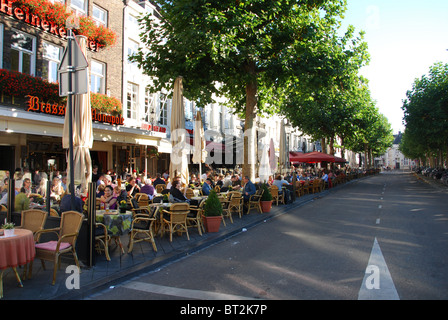 Touristen, die mit einem Drink in den Bars und Kneipen Vrijthof Maastricht Stockfoto