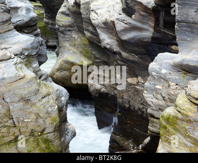 Felsen von den Fluss Dee geformt, da es durch eine enge Schlucht bei Linn Dee in der Nähe von Braemar gedrückt wird, Stockfoto