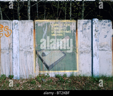 Graffiti an einer Betonwand Darstellung Sicherheitsvorschrift (Brandgefahr) in einer ehemaligen russischen Kaserne Leipzig, Sachsen, Deutschland Stockfoto