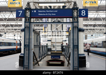 Eingang auf die Londoner U-Bahn zwischen den Bahnsteigen 8 und 9 an der Waterloo station Stockfoto