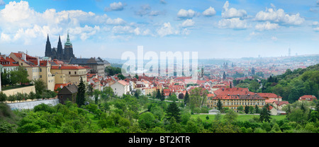 Schönes Panorama der roten Dächer der Prager Altstadt. Stockfoto