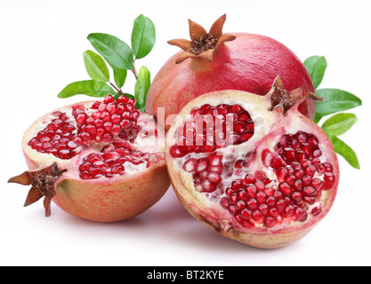 Saftige geöffnete Granatapfel mit verlässt. Isoliert auf weißem Hintergrund. Stockfoto