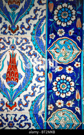 Iznik blaue Kachel Dekoration von Rustem Pasa Moschee Stockfoto