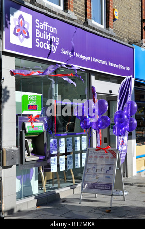 Safran Building Society Lokale Niederlassung Eröffnung Event Shop Dekoration Fassade nach Renovierung in High Street Brentwood Essex England Großbritannien Stockfoto