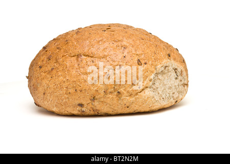 Handgemachte Getreidespeicher Brot aus niedrigen Perspektive isoliert gegen weiß. Stockfoto