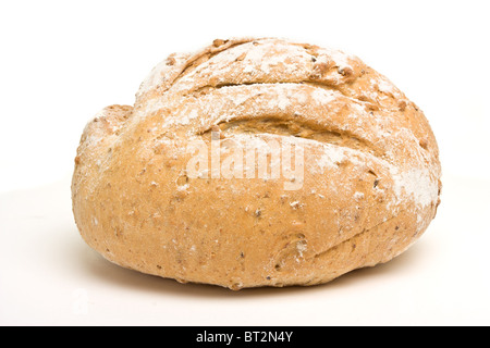 Handgefertigte Dinkel n Roggenbrot aus niedrigen Perspektive isoliert auf weiss. Stockfoto