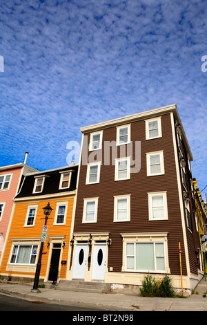 Reihenhäuser in Wasser Street in der Innenstadt, St. John's, Neufundland Kanada in leuchtenden Farben. Stockfoto