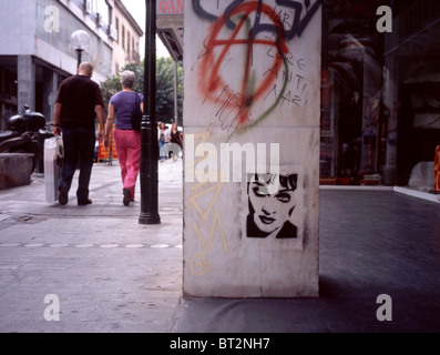 Graffiti / Schablone zeigt das Gesicht einer Frau auf einer Spalte in einem Fußgänger Straße in Athen, Griechenland Stockfoto