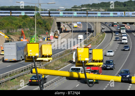 Kreuzung 28 M25 Autobahn Straße Verbreiterung Website Bau Transport Projekt Variable Geschwindigkeit Kamerazug auf Eisenbahnbrücke Brentwood Essex England UK Stockfoto