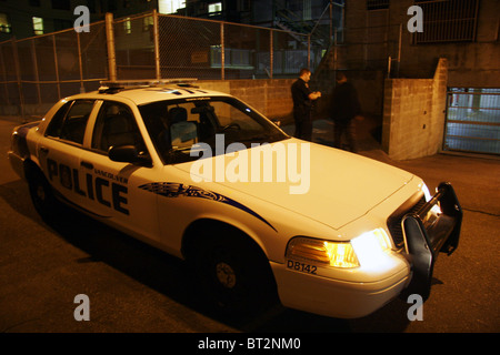 Polizist stoppt einen Mann in einer Gasse spät in der Nacht, Vancouver, Britisch-Kolumbien, Kanada Stockfoto