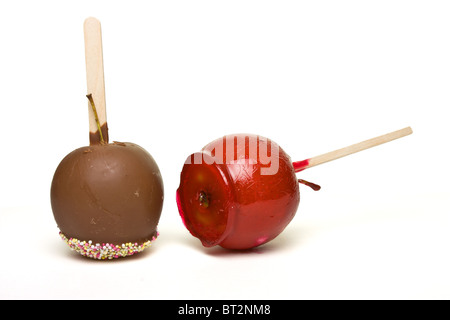 Toffee und Schokolade beschichtete Äpfel aus niedrigen Perspektive isoliert auf weiss. Stockfoto