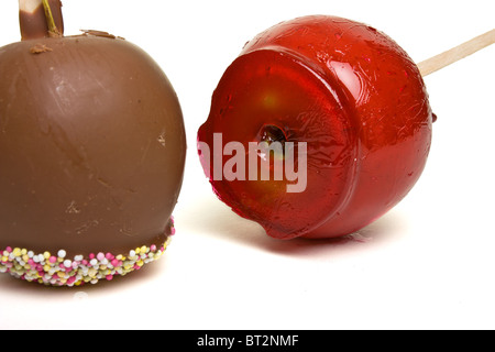 Toffee und Schokolade beschichtete Äpfel aus niedrigen Perspektive isoliert auf weiss. Stockfoto