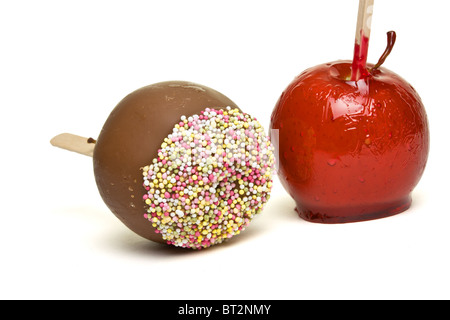 Toffee und Schokolade beschichtete Äpfel aus niedrigen Perspektive isoliert auf weiss. Stockfoto