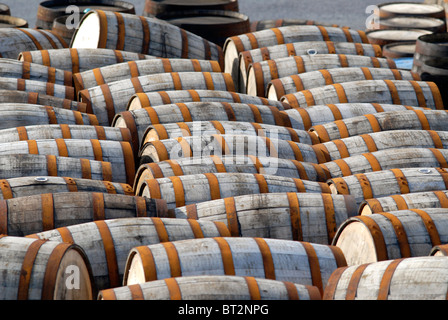 Fässer mit rostigem Metall-Ringe in einem Hof. Stockfoto