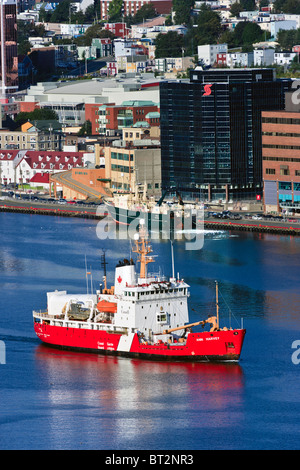 Offshore supply Schiff Atlantic Eagle und Maersk Placentia verlassen St Johns Newfoundland, mit Stadtbild in backgroundc Stockfoto
