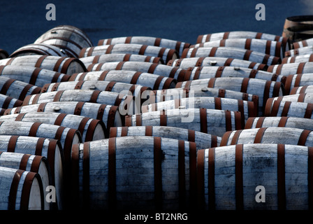 Fässer mit rostigem Metall-Ringe in einem Hof. Stockfoto