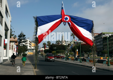 Chilenische Flaggen auf der Plaza Colon anlässlich des 200-jährigen Bestehens der ersten Junta der chilenischen Regierung am 18. September 1810, Arica, Chile Stockfoto