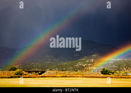 Doppelter Regenbogen in der Nähe von Johnson Village, Chaffee County, Colorado, USA Stockfoto
