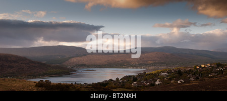 Blick bei Sonnenuntergang von den unteren Hängen des Ben Nevis über Fort William in Richtung Loch Linnhe Stockfoto