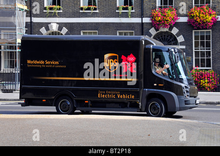 UPS United Parcel Service van, Null Emission elektrischer Lieferwagen & Fahrer in London England UK Olympia Sponsor-logo Stockfoto