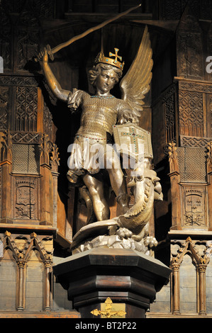 Statue des Erzengels Michael slaying einen Drachen am Mont-Saint-Michel / St. Michaels Mount Abtei, Normandie, Frankreich Stockfoto