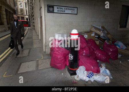 Müll, häuften sich in der City of London, Säcke mit Müll Wurf Royal Exchange avenue Stockfoto