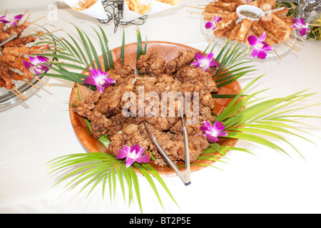 Hawaii Backhendl mit tropischen Dekorationen auf Tisch Stockfoto