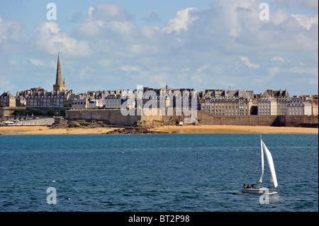Blick über die ummauerte Stadt Saint-Malo, Bretagne, Frankreich Stockfoto