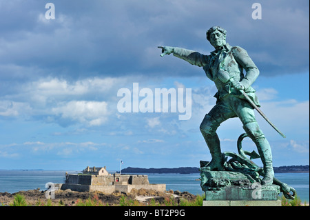 Statue des französischen Korsar Robert Surcouf von Alfred Caravaniez und das Fort National in Saint-Malo, Bretagne, Frankreich Stockfoto