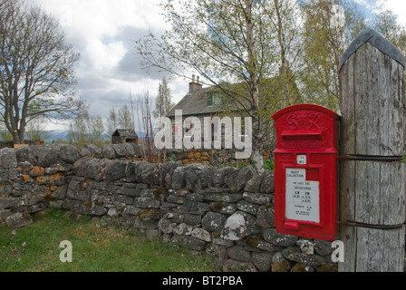 Glenlivet Post Office und Shop aus den 1930er Jahren, als diese Gebäude die Herzen der Gemeinde waren Stockfoto