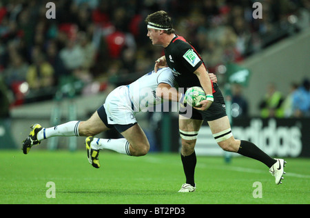 Andy Saull (R) der Sarazenen ist während des Heineken Cup Rugby Spiels Sarazenen V Leinster von Shane Horgan von Leinster angegangen. Stockfoto