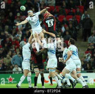 Jamie Heaslip von Leinster (L) und Mouritz Botha (5) der Sarazenen Kampf um ein hoher Ball in eine Schlange vor. Stockfoto