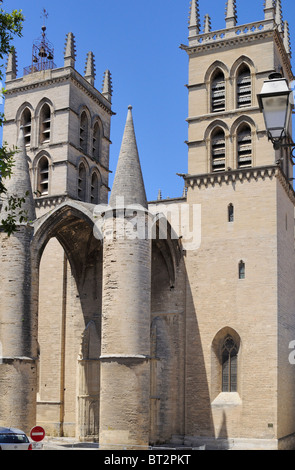 Imposante Steintürme und massiver Eingangsbogen der gotischen Kathedrale von Montpellier, ein Wahrzeichen im Stil einer historischen Festung in Südfrankreich. Stockfoto