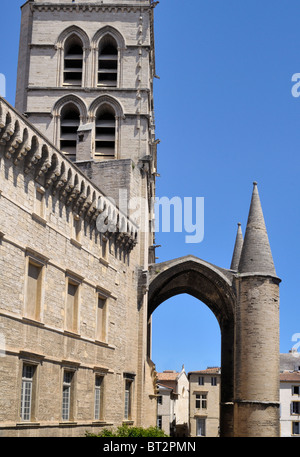 Die imposanten zwei konischen Türme und der massive Steinbogen der Kathedrale Saint Peter von Montpellier, ein einzigartiges gotisches Meisterwerk in Südfrankreich Stockfoto