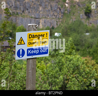 Warnschild-Steinbruch-Rand im stillgelegten Steinbruch in Buxton Country Park Buxton Derbyshire UK Stockfoto