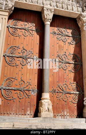 Die Kirche St. Trophime, Arles, Frankreich (Detail-Haustüren) Stockfoto