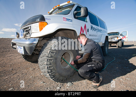 Ein Reiseleiter massive Fahrzeug mit Allradantrieb in der Nähe der Eisschild Langjökull in Island. Stockfoto