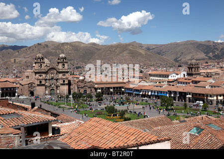 Blick auf die Plaza de Armas mit La Compañia de Jesus (L) und den Kirchtürmen La Merced, Cusco, Peru Stockfoto