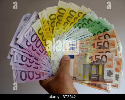 viele 500 200 100 50 Euro-Banknoten stellt Rechnungen Stockfoto