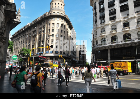 Blick, Blick nach Süden entlang der Fußgängerzone Calle Florida, der eine große Anzahl von Menschen zu Fuß über Diagonal Norte, Buenos Aires Stockfoto