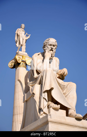 Statuen von Sokrates und Apollon außerhalb der Athener Akademie, Panepistimiou str., Griechenland Stockfoto