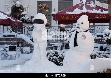 Stig Schneemann vor William Bray Pub in Shere, Surrey, im Besitz von Julian Bailey, angeblich eines der Top Gear Stigs Stockfoto