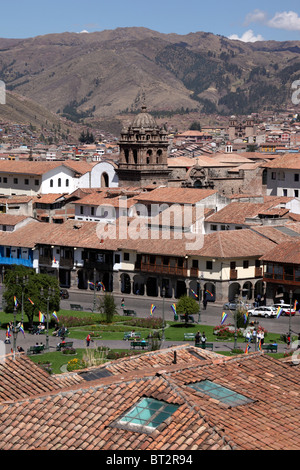 Blick auf die Plaza de Armas und den Kirchturm La Merced, Cusco, Peru Stockfoto
