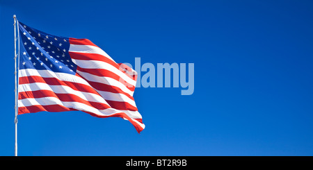 Amerikanische Flagge flattern in den blauen Himmel Stockfoto