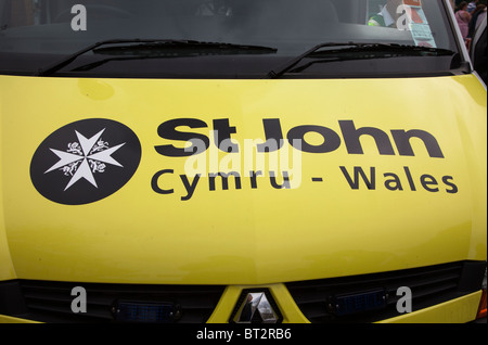 St John Ambulance-Logo und der Name in Walisisch auf Krankenwagen Wales UK Stockfoto