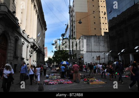 Ansicht, angelegt auf der Suche südlich von Menschen zu Fuß durch Stände, auf Blättern auf dem Kopfsteinpflaster von Peru Street, Buenos Aires Stockfoto