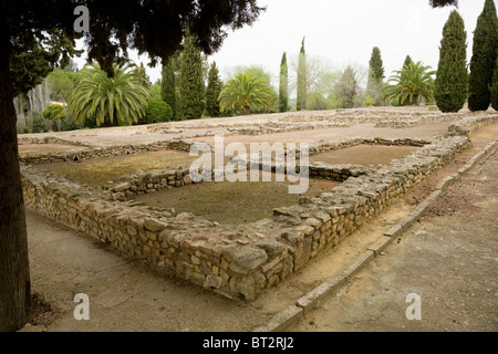 Niedrigere Wände bleiben / Stein / Ziegel übrig von einer Villa oder Haus in römischen Stadt Italica / Italica in der Nähe von Sevilla, Spanien. Stockfoto