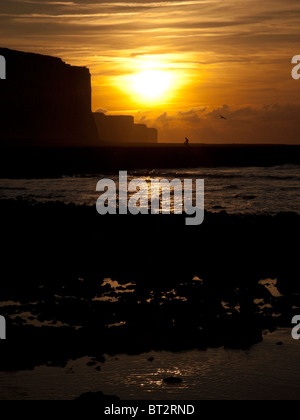 Saint-Valery-En-Caux Meer & Klippen, Fischers silhouette Stockfoto