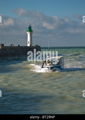 Saint-Valery-En-Caux, kommen Fischer zurück zum Hafen Stockfoto